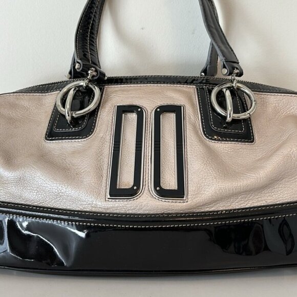 DAK’s of London silver/cream leather black patent leather shoulder bag - Picture 2 of 13